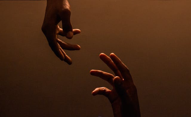 "Le pardon n’excuse pas, il libère. Il ne change pas le passé, mais allège ton présent. Pardonner, c’est choisir de ne plus laisser la blessure diriger ta vie."