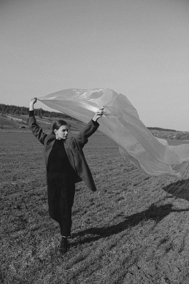"Lâcher prise, ce n’est pas abandonner, c’est faire confiance. C’est reconnaître que tout ne dépend pas de toi et que la vie sait aussi t’accompagner. C’est un acte d’amour envers ton propre cœur."