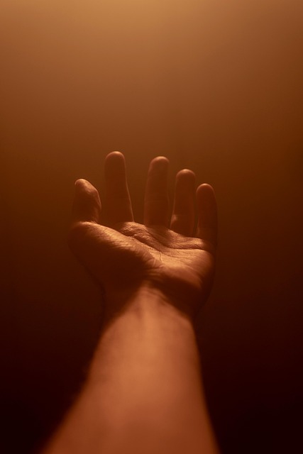 demander "Ton véritable pouvoir ne réside pas dans le contrôle, mais dans la conscience. C’est la capacité de choisir ta réponse, même quand tu ne choisis pas les circonstances. Tu es plus puissant lorsque tu es présent que lorsque tu veux dominer."