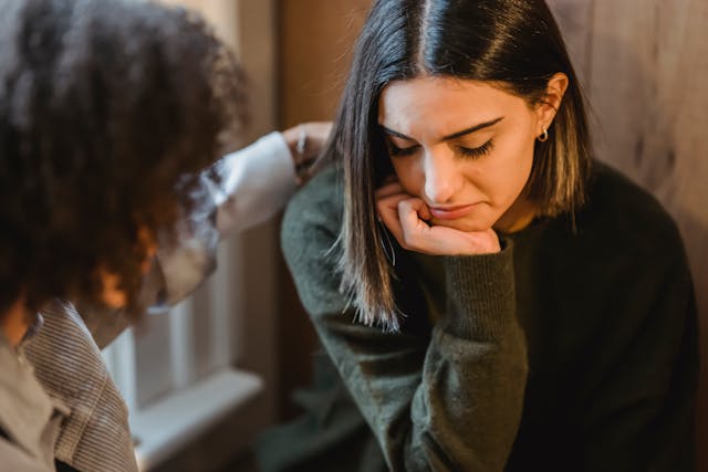 "Écouter, c’est offrir ta présence sans vouloir comprendre ni répondre. C’est entendre au-delà des mots, capter l’émotion et l’intention. Lorsque tu écoutes vraiment, tu entres dans un espace d’unité."